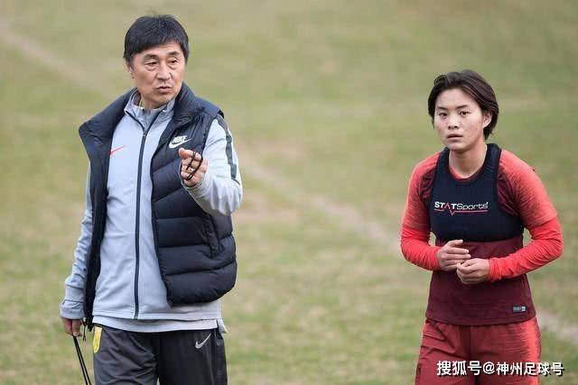 罗马诺：皇马在寻找左后卫中卫摇摆人，已与卡拉菲奥里的团队联系